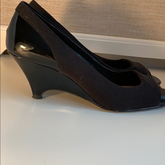 Ellen Tracy patent leather with suede-y fabric - Picture 2 of 5